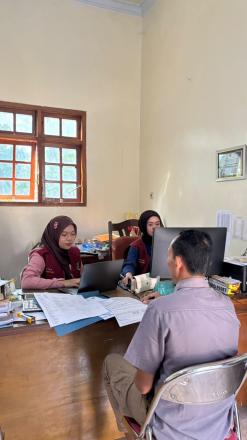 Wujudkan Pelayanan Cepat, Mahasiswa KKN UIN Satu Desa Pogalan Bantu Pengurusan Surat Kematian